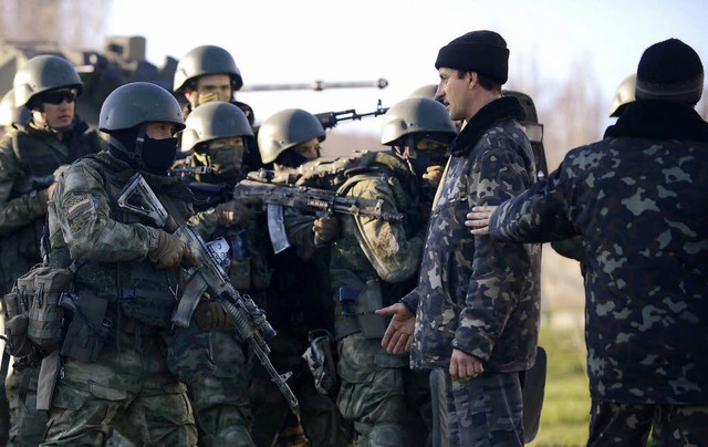 Von Russen bedroht: ein ukrainischer S...dem Fliegerhorst Belbek auf der Krim.   | Foto: dpa