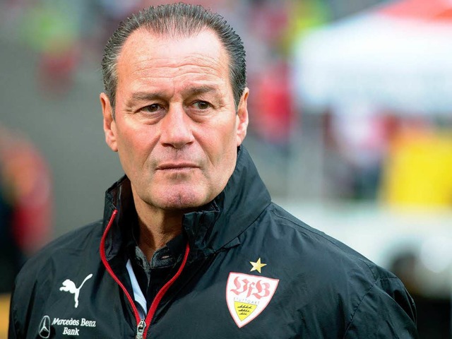In dieser Saison schon der dritte VfB-Trainer am Spielfeldrand: Huub Stevens.  | Foto: dpa