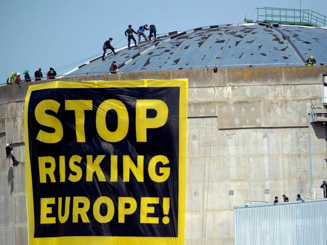 Greenpeace-Aktivisten drangen am verga...ner auf der Betonwand von Block eins.   | Foto: DPA