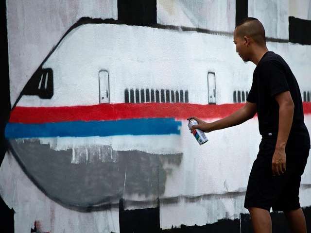 Krisenbewltigung: Ein junger Knstler hat dem Flug MH370 ein Grafitti gewidmet.  | Foto: AFP
