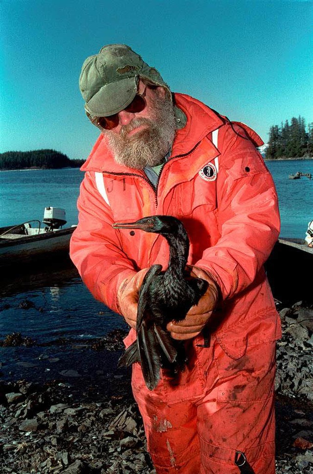 Mrz 1989: Ein Fischer  mit verltem Vogel  | Foto: AFP