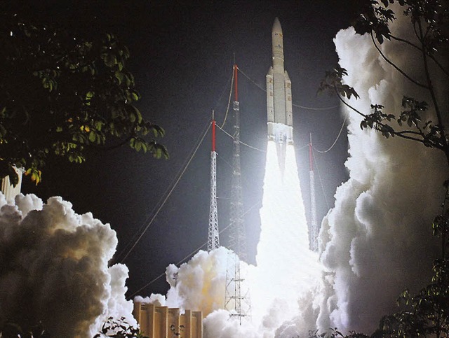 Start einer Ariane V: Die   Abgase gel...rotz eines Auspuffschachtes ins Freie.  | Foto: Otmar Faller