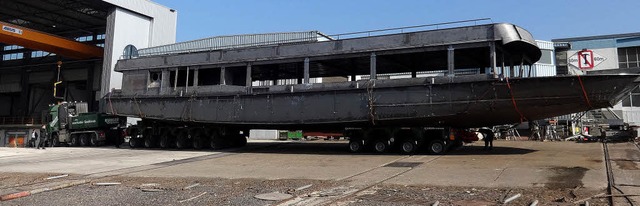 Hallenwechsel: Ein Lastwagen zieht das... den Schluchsee zur weiteren Montage.   | Foto: Lux-Werft und Schifffahrt GmbH