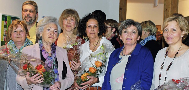 Blumen vom Brgermeister gabs fr die ...zeit ihre Werke im Rathaus ausstellen.  | Foto: Martha Weishaar