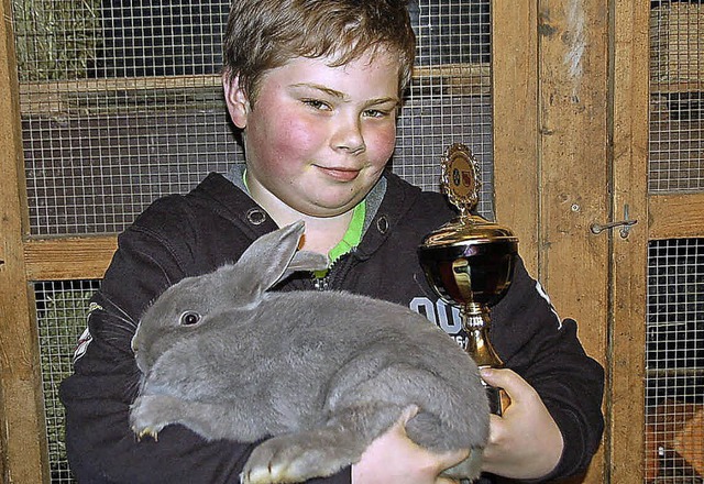 Robin Ehret  mit Pokal und einem der K...er Deutscher Jugendvizemeister wurde.   | Foto: sebastian Ehret