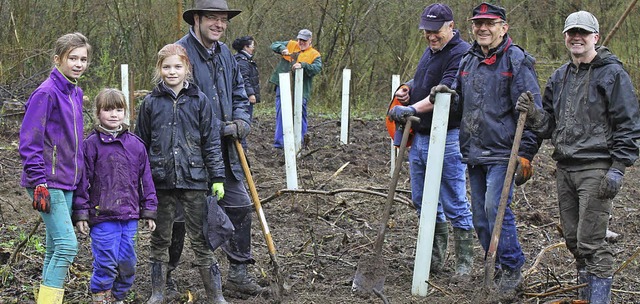 Die kleinen und groen Helfer bei der Baumpflanzaktion in Meienheim   | Foto: Hans Spengler