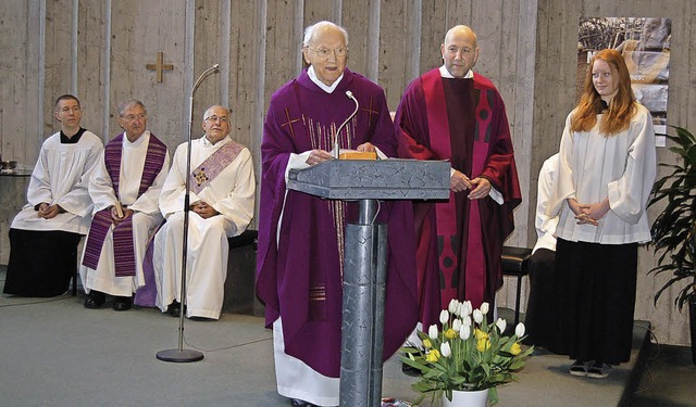 Pfarrer Hermann Schmid (am Ambo) ist s...rt Leuser und Diakon Karl-Heinz Gro.   | Foto: Christian Ringwald