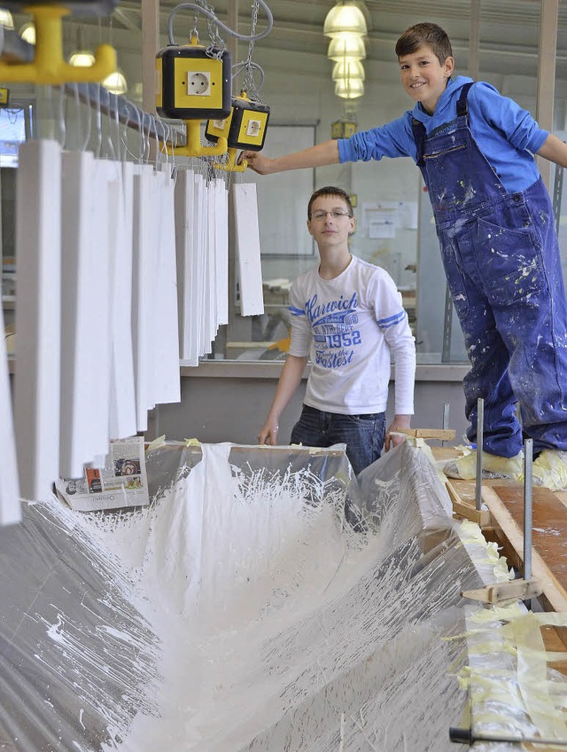 Nick Dlling (weies Hemd) und Simon H...a bei der Arbeit in der Lackierstrae.  | Foto: Klaus Fischer