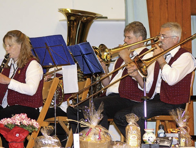 Walzer und Swing im Angebot: Schwungvo...er Musikverein zum Jahreskonzert auf.   | Foto: Heiner Fabry