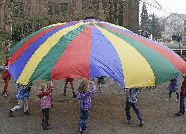 Untergetaucht: Unter dem bunten Schirm...r beim Kinderbibeltag hindurchrennen.   | Foto: ZVG