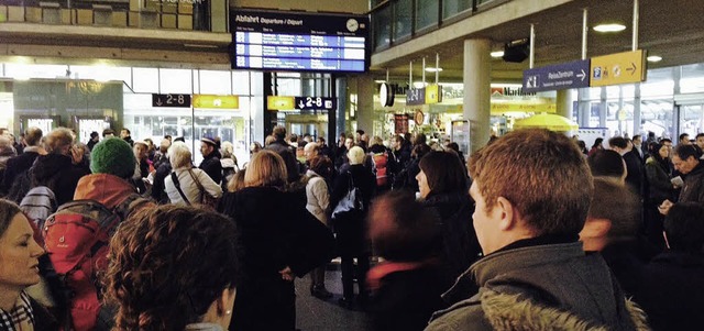 Warten auf weitere Informationen: Gest...n Halle des Freiburger Hauptbahnhofs.   | Foto: Martin Herceq