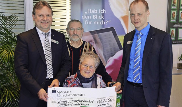 Uwe Daltoe, stellv. Geschftsfhrer AO...erin der AMSEL-Gruppe Lrrach (Mitte).  | Foto: Tillmann Becker-Wahl