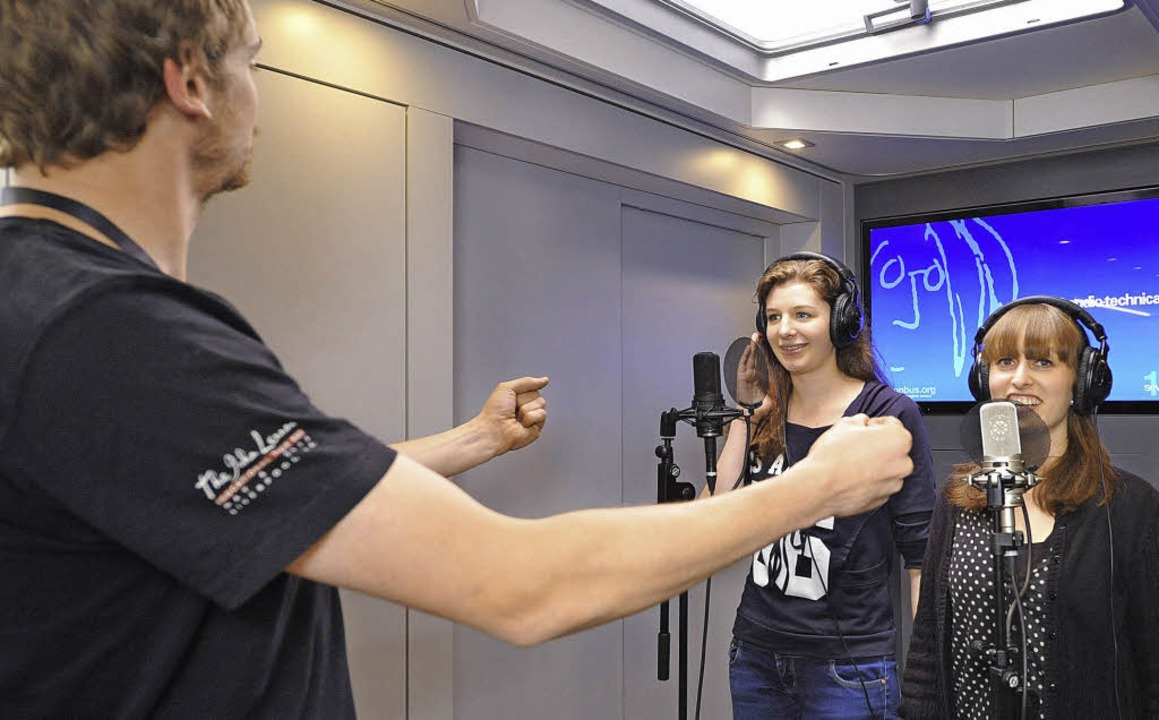 Theresa Rsler und Charlotte Strecker singen das erste Mal in einem Studio.  | Foto: Rita Eggstein