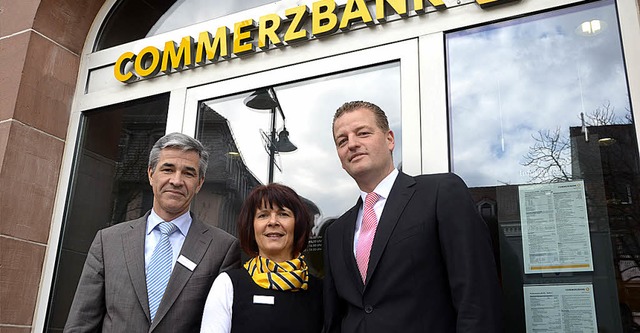 Sebastian Hackl, Brigitte Euler und An...rzbank am Standort Lrrach zufrieden.   | Foto: Willi Adam