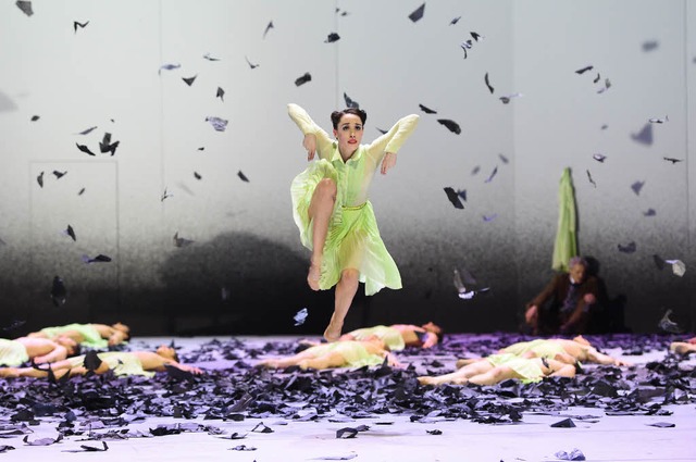 Zauberhaft zerbrechlich: Blythe Newman in Tim Plegges Karlsruher Choreografie   | Foto: Jochen klenk