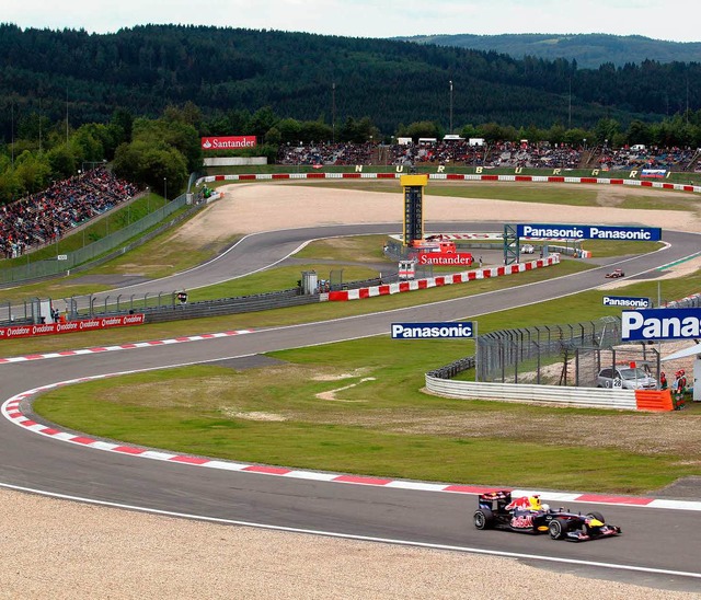 Hier fhrt Formel-1-Pilot Sebastian Ve...e Trainingsrunde auf dem Nrburgring.   | Foto: DPA