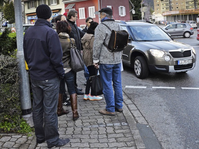 Eng und unsicher: Der Gehweg an der Theodor-Heuss-Strae.  | Foto: Felix Held