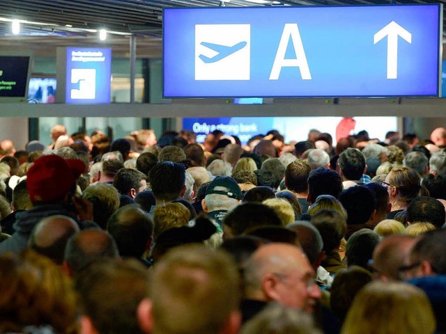 Passagiere mssen sich auf massive Behinderungen einstellen.  | Foto: dpa