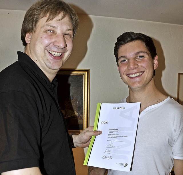 Amoltern. Vorsitzender Fabian Weisenbe... Leistungsabzeichn an Jochen Burkhard.  | Foto: Roland Vitt