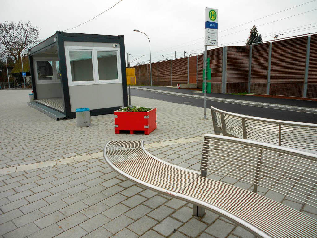 Noch wird das provisorische Wartehuschen auf dem Bahnhofsvorplatz gebraucht.