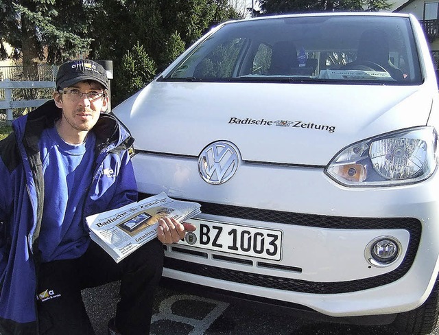 Einer der Ersten: BZ-Zusteller Uwe Sel...einem neuen Geschftswagen unterwegs.   | Foto: Holger Knferl