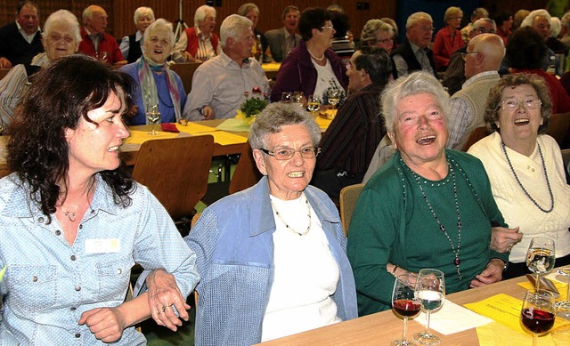 Auch beim Schunkeln machten die Btzin...en und die Betreuungskrfte rege mit.   | Foto: horst david