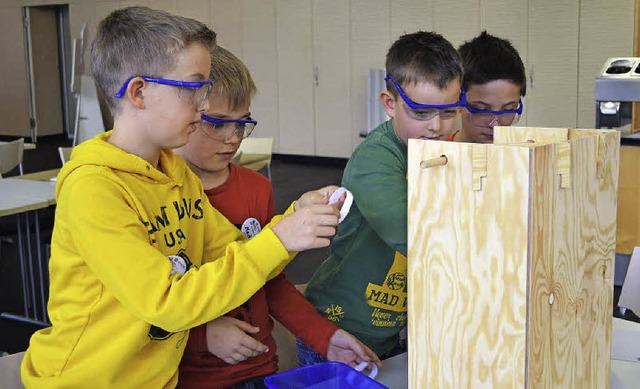 Kinder testen Klebstoffe: Die Science Camps erfreuen sich groer Beliebtheit.  | Foto: Friederike Nottbrock