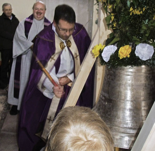 Dekan Peter  Nicola schlgt die neue Glocke an.   | Foto: Cornelia Selz