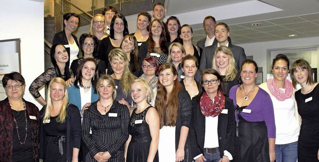 Die Absolventinnen und Absolventen der Krankenpflegeschule in Neustadt   | Foto: Helios