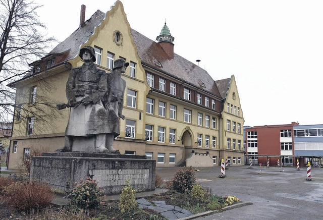 Nackt prsentiert sich der Schulhof oh...utlich einstweilen  zwischengelagert.   | Foto: Michael Gottstein