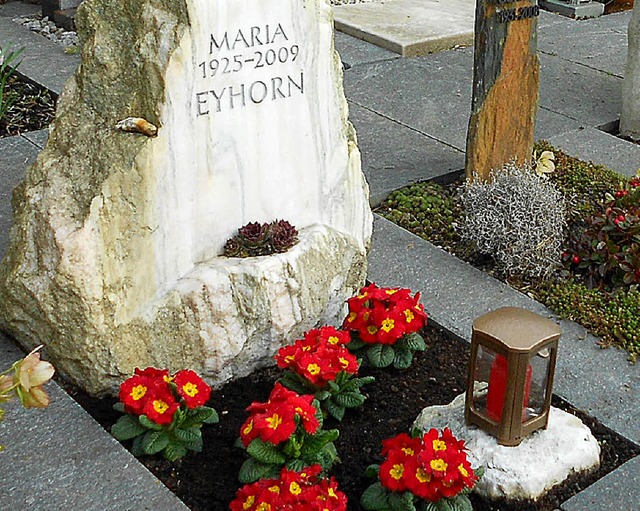 Die Urne Siegfried Eyhorns kann nun wi...r seiner Frau Maria beigesetzt werden.  | Foto: Victoria Langelott