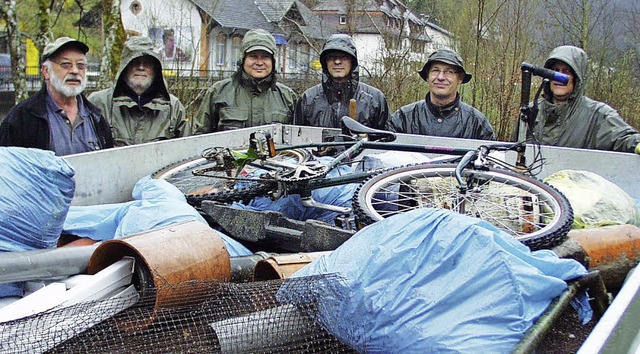 ber drei Kubikmeter Mll fischten die Angler aus der Wiese.   | Foto: Berger