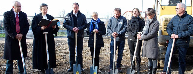 Gemeindevertreter und Architekten beim...h fr das Gemeindezentrum in Stetten.   | Foto: Mink