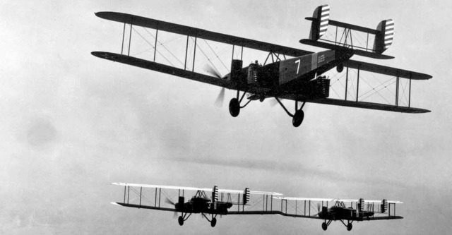 Auf dem Weg zur  Massenvernichtung: B-2-Doppeldecker im ersten Weltkrieg   | Foto: dpa