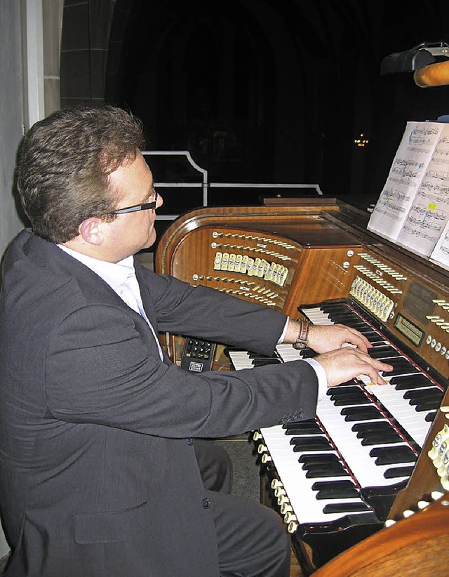 Der Organist Michele Savino am Spieltisch der Kirchenorgel St. Bonifatius.  | Foto: Hildegard Karig