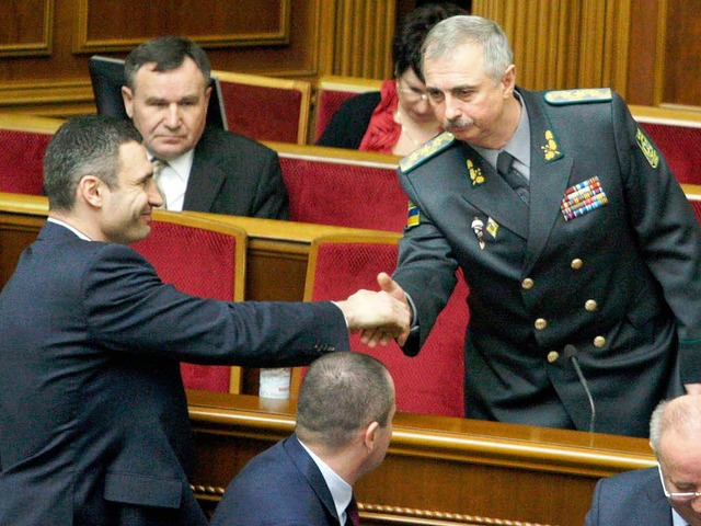 Vitali Klitschko gibt dem neu ernannte...ster Michail Kowal (rechts) die Hand.   | Foto: AFP