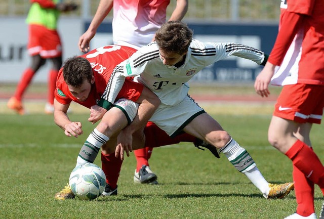 SC-Spieler Hendrik Hofgrtner (links) ...(Bayern Mnchen) kmpfen um den Ball.   | Foto: Patrick Seeger