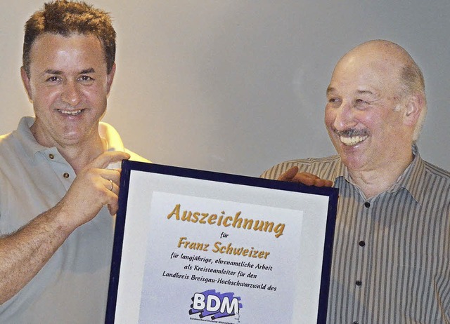 Frank Schweizer (links) wurde  fr sei...  von  Romuald Schaber ausgezeichnet.   | Foto: Hennicke