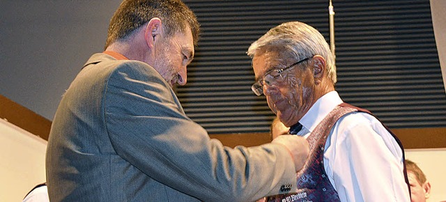 Hugo Scheer wurde von Hubert Herr fr 60 Jahre als aktiver Snger ausgezeichnet.  | Foto: Jrg Schimanski
