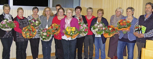 Die Vorstandsfrauen erhielten Blumenst... Gnther Aenis gab&#8217;s Flssiges.   | Foto: Tamara Keller