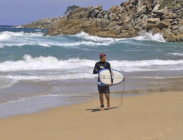 Die Wellen warten schon: Jannik Ktting mit dem Surfbrett am Strand.   | Foto: Privat