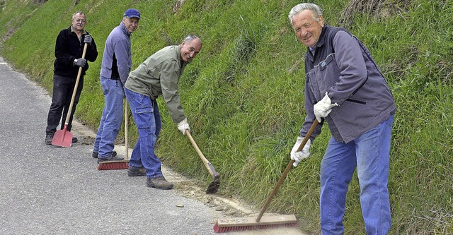 Achkarrer Winzer suberten in kleinen ...n Schchte und Wege in den Weinbergen.  | Foto: herbert trogus