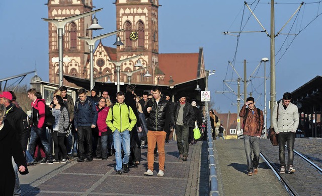 Nichts luft, alles geht: Weil die Tra...ndler vom Bahnhof zu Fu in die City.   | Foto: Th. Kunz