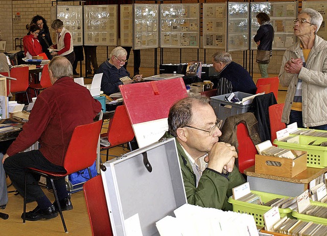 Viele kostbare Marken gab es auf dem Briefmarkentauschtag.  | Foto: Schleer