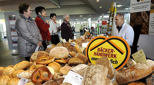 Zur Brotprfung haben die Bckermeiste...anz unterschiedliche Brote vorgelegt.   | Foto: Volker Mnch