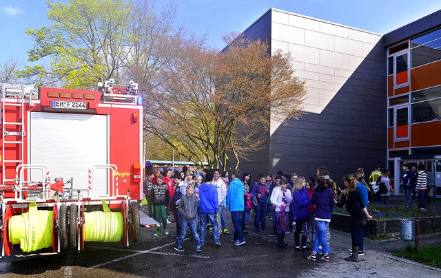 Eine realittsnahe Feuerwehrbung setz...sam mit der Feuerwehr Emmendingen um.   | Foto: Dieter ERggelet