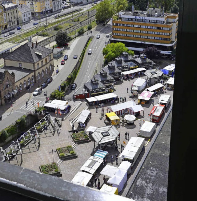 Auf dem Bahnhofsplatz werden  zum vier...klung des Dienstleistungszentrums ab.   | Foto: Nikola Vogt