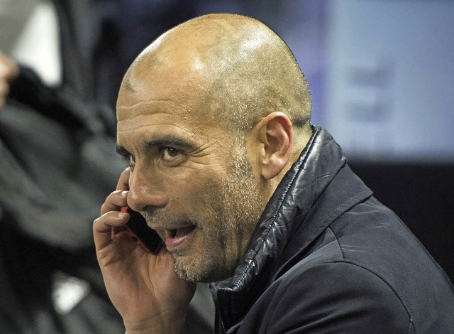 Pep Guardiola telefonierte nach dem Titelgewinn mit seiner Frau.    | Foto: AFP