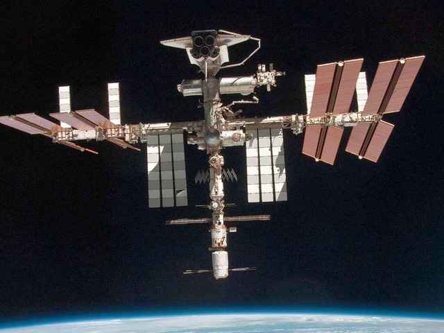 Friedlich schwebt die ISS im All.  | Foto: dpa