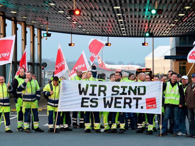 Streikende Flughafen-Mitarbeiter am Flughafen Hannover  | Foto: dpa